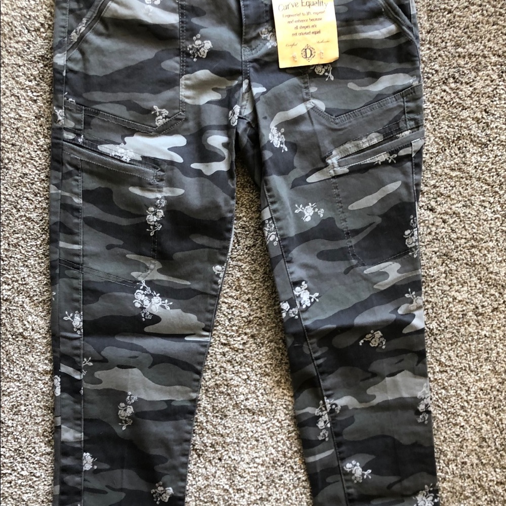 Democracy Camo & Flowers Capri's